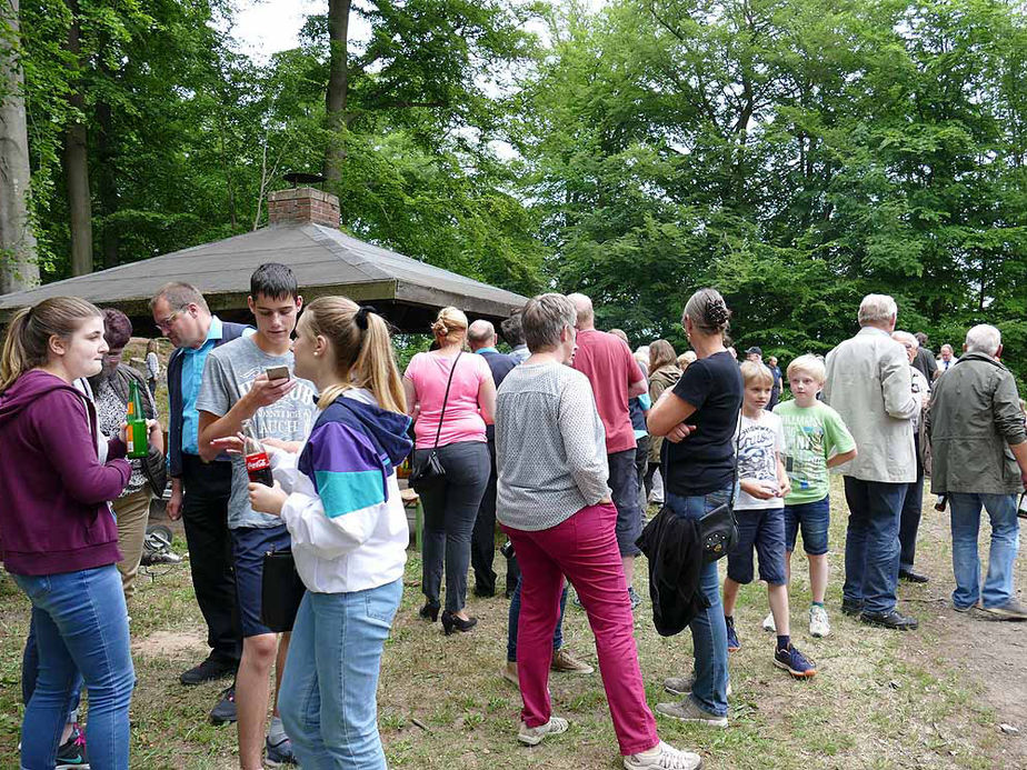 Entzünden des Johannifeuers (Foto: Karl-Franz Thiede)